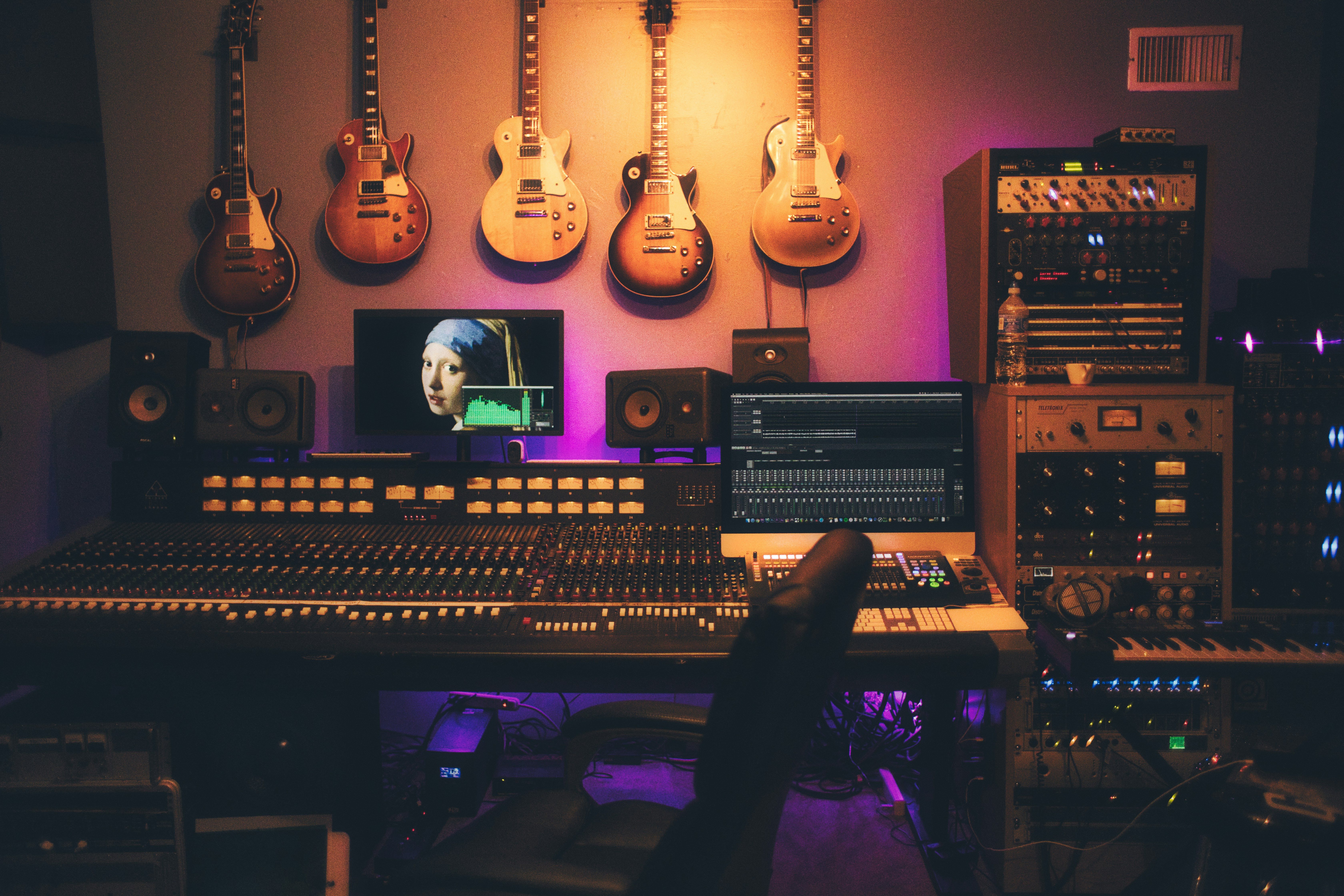 Nahaufnahme eines eingeschalteten Audiomischers