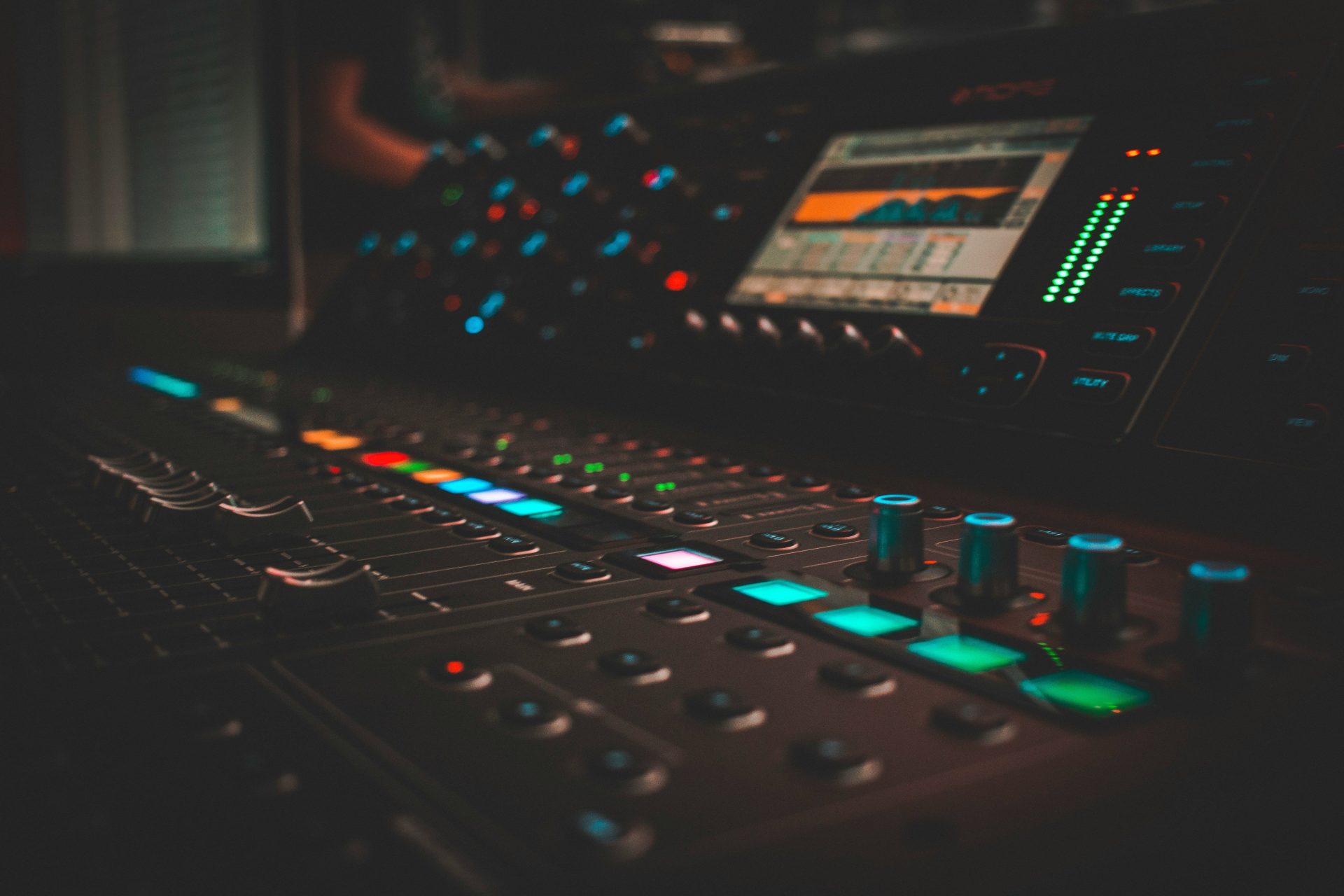 Nahaufnahme eines eingeschalteten Audiomischers