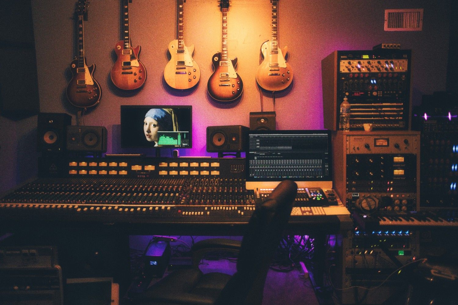 Nahaufnahme eines eingeschalteten Audiomischers