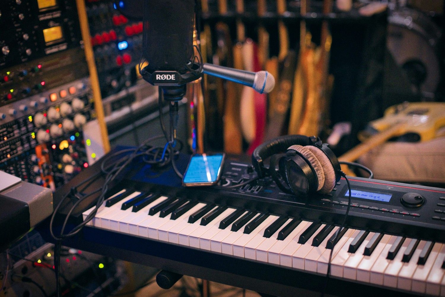 Eine Sängerin nimmt ihren Gesang in einem professionellen Musikstudio mit Mikrofon und Noten auf.